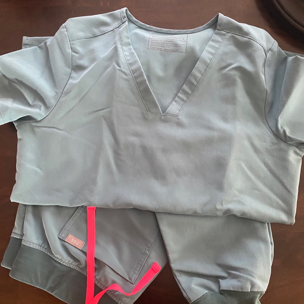 Figs medium jogger, small 2 pocket scrub top